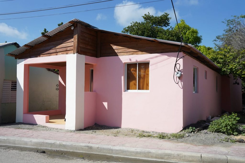 El Gobierno dominicano, a través de la Dirección General de Desarrollo de la Comunidad (DGDC), entregó una vivienda remozada y equipada a una familia de escasos recursos del sector Pueblo Nuevo, municipio Las Matas de Farfán, provincia de San Juan, como parte de las acciones dirigidas a mejorar las condiciones de vida de los sectores más vulnerables.
