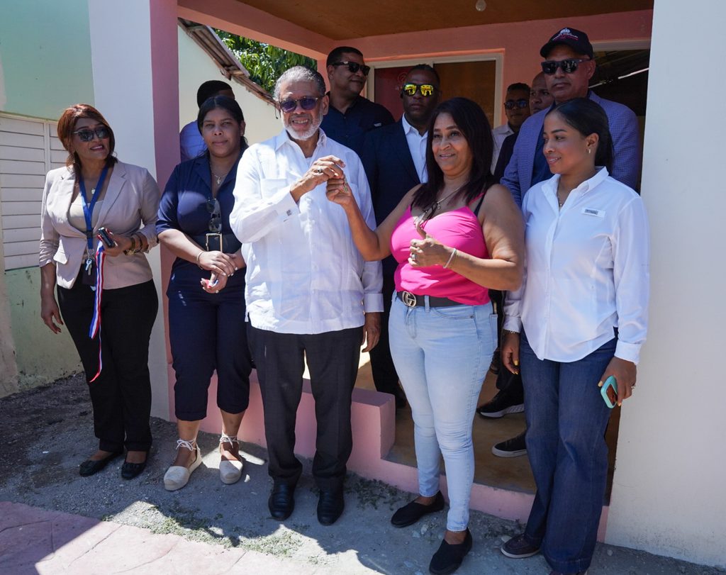 El Gobierno dominicano, a través de la Dirección General de Desarrollo de la Comunidad (DGDC), entregó una vivienda remozada y equipada a una familia de escasos recursos del sector Pueblo Nuevo, municipio Las Matas de Farfán, provincia de San Juan, como parte de las acciones dirigidas a mejorar las condiciones de vida de los sectores más vulnerables.