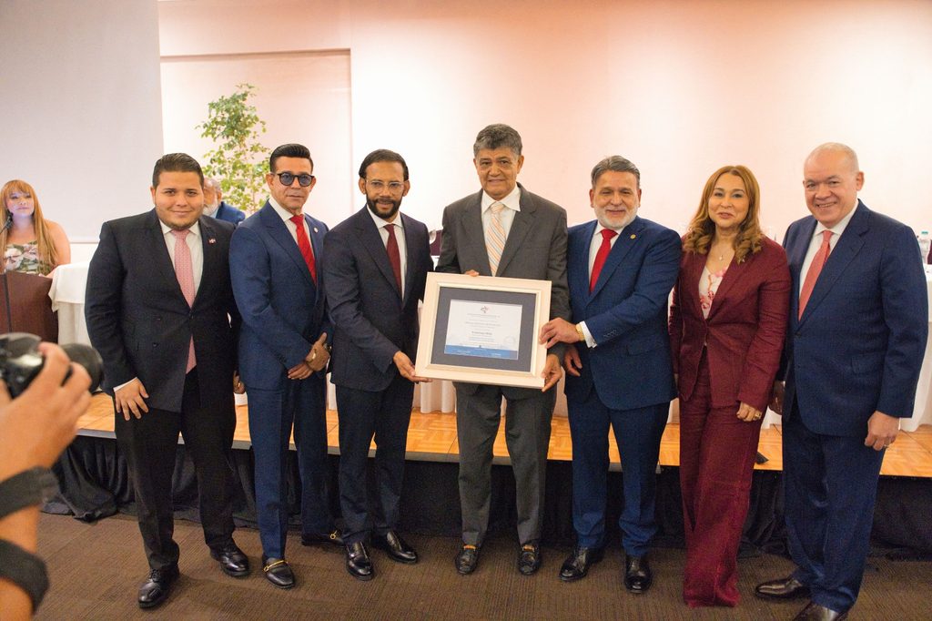 La Federación Dominicana de Comerciantes (FDC), presidida por Iván de Jesús García, junto a la Cámara Dominicana de Empresarios Comerciales, reconoció al alcalde Francisco Peña con la distinción “Juan Pablo Duarte Comerciante”, por sus excelentes relaciones con el sector comercial.