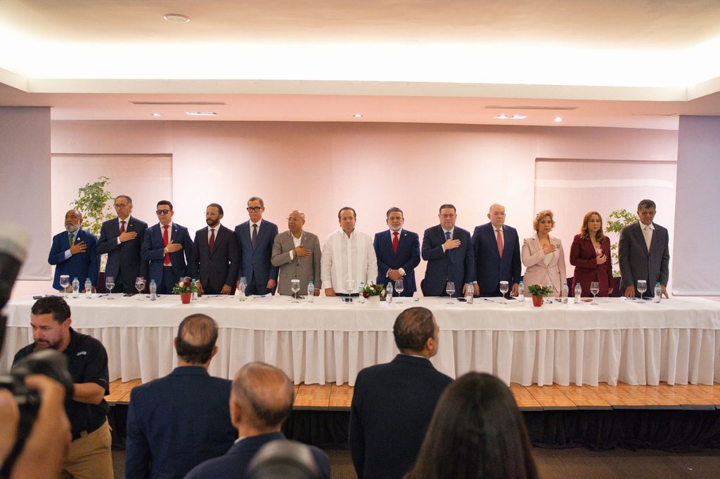 La Federación Dominicana de Comerciantes (FDC), presidida por Iván de Jesús García, junto a la Cámara Dominicana de Empresarios Comerciales, reconoció al alcalde Francisco Peña con la distinción “Juan Pablo Duarte Comerciante”, por sus excelentes relaciones con el sector comercial.