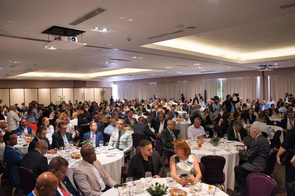 La Federación Dominicana de Comerciantes (FDC), presidida por Iván de Jesús García, junto a la Cámara Dominicana de Empresarios Comerciales, reconoció al alcalde Francisco Peña con la distinción “Juan Pablo Duarte Comerciante”, por sus excelentes relaciones con el sector comercial.