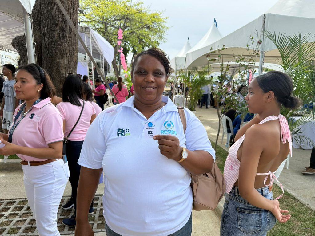 La doctora Francis Báez, médica psiquiatra y directora del Centro de Rehabilitación Sicosocial y Desarrollo Humano (RESIDE), participó en la actividad conmemorativa del quinto aniversario del programa ChequéateRD, impulsado por la primera dama, Raquel Arbaje, y el Servicio Nacional de Salud (SNS), para promover la prevención y la detección oportuna del cáncer de mama, cervicouterino y de próstata.
