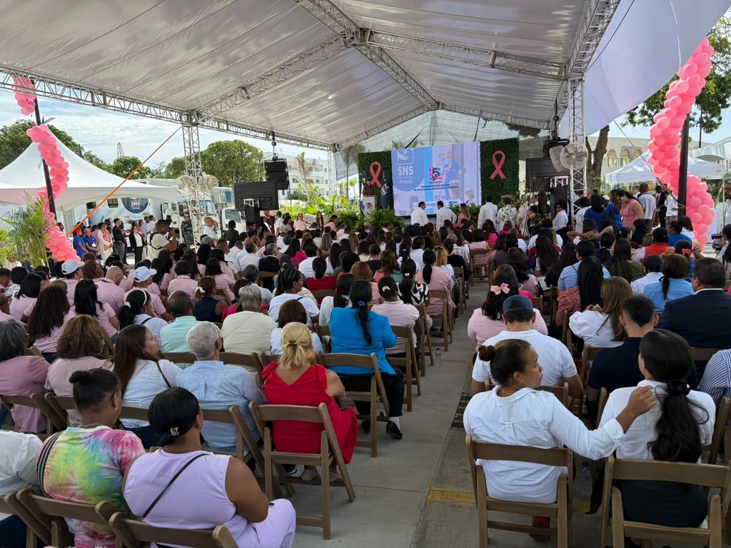 La doctora Francis Báez, médica psiquiatra y directora del Centro de Rehabilitación Sicosocial y Desarrollo Humano (RESIDE), participó en la actividad conmemorativa del quinto aniversario del programa ChequéateRD, impulsado por la primera dama, Raquel Arbaje, y el Servicio Nacional de Salud (SNS), para promover la prevención y la detección oportuna del cáncer de mama, cervicouterino y de próstata.