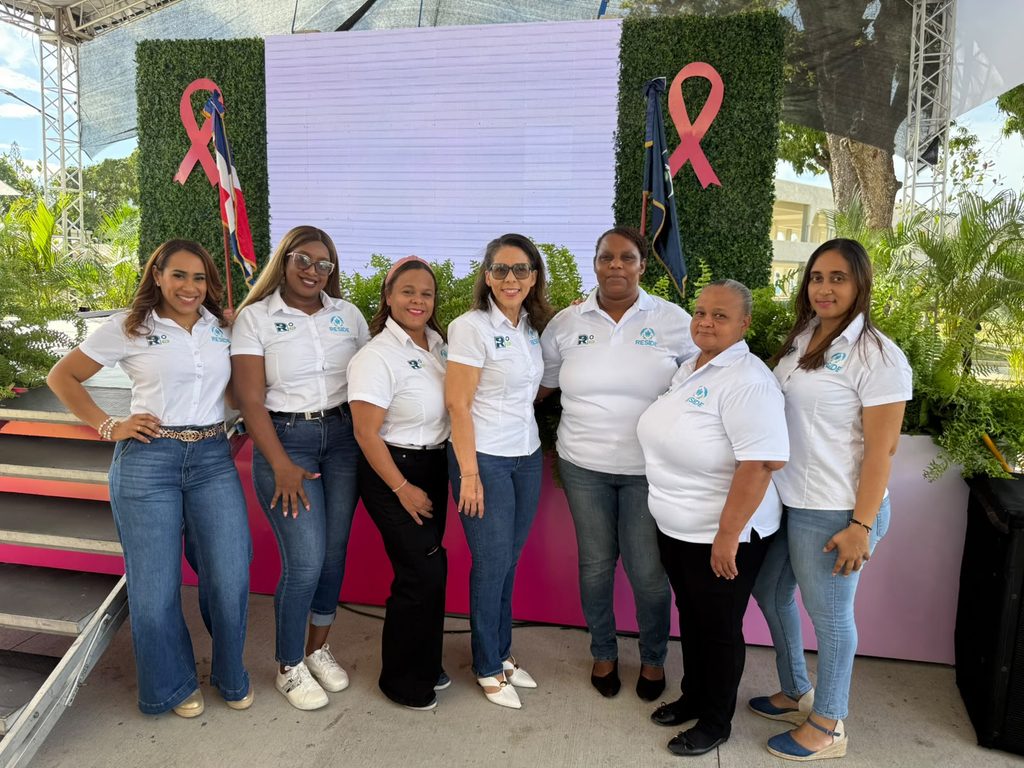 La doctora Francis Báez, médica psiquiatra y directora del Centro de Rehabilitación Sicosocial y Desarrollo Humano (RESIDE), participó en la actividad conmemorativa del quinto aniversario del programa ChequéateRD, impulsado por la primera dama, Raquel Arbaje, y el Servicio Nacional de Salud (SNS), para promover la prevención y la detección oportuna del cáncer de mama, cervicouterino y de próstata.