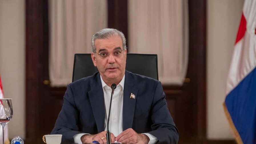  El presidente Luis Abinader anunció la ejecución de obras viales financiadas con la renegociación del contrato de Aeropuertos Dominicanos Siglo XXI (Aerodom), que contempla una inversión de RD$31,109 millones, de los cuales el Gobierno ha ejecutado RD$9,545 millones, con proyectos destinados a mejorar la movilidad y la conectividad, agilizar el transporte y contribuir al dinamismo de la actividad económica en el Gran Santo Domingo, como parte de los esfuerzos del Gobierno para garantizar la transparencia en el uso de los fondos públicos.