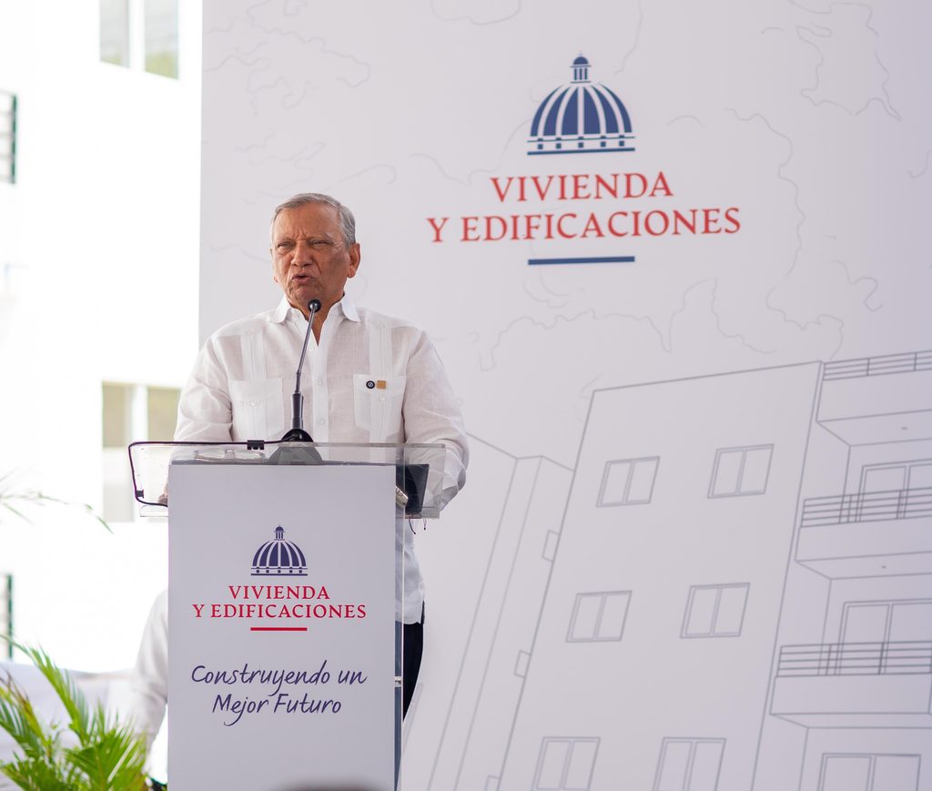 El presidente de la República Luis Abinader entregó este jueves 224 apartamentos de la segunda etapa del proyecto Laderas del Este, en el municipio San Antonio de Guerra, de los cuales el Banco de Reservas financió la adquisición de 197 unidades por un monto superior a los RD$466.00 millones.