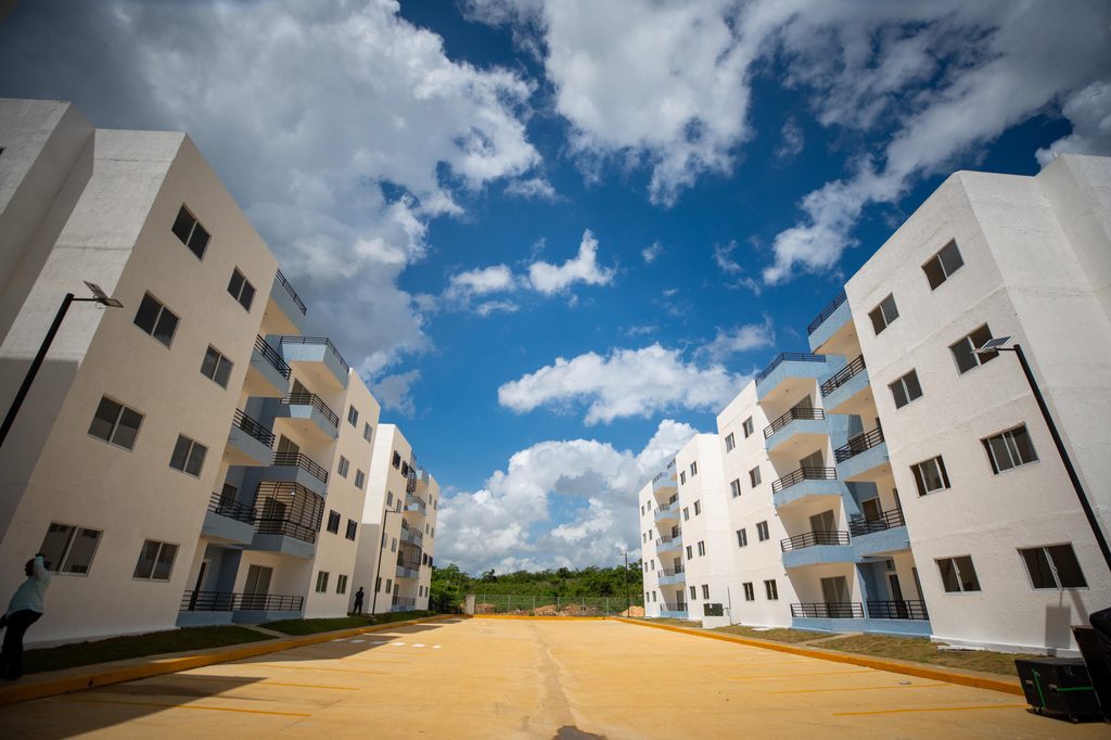 El presidente de la República Luis Abinader entregó este jueves 224 apartamentos de la segunda etapa del proyecto Laderas del Este, en el municipio San Antonio de Guerra, de los cuales el Banco de Reservas financió la adquisición de 197 unidades por un monto superior a los RD$466.00 millones.